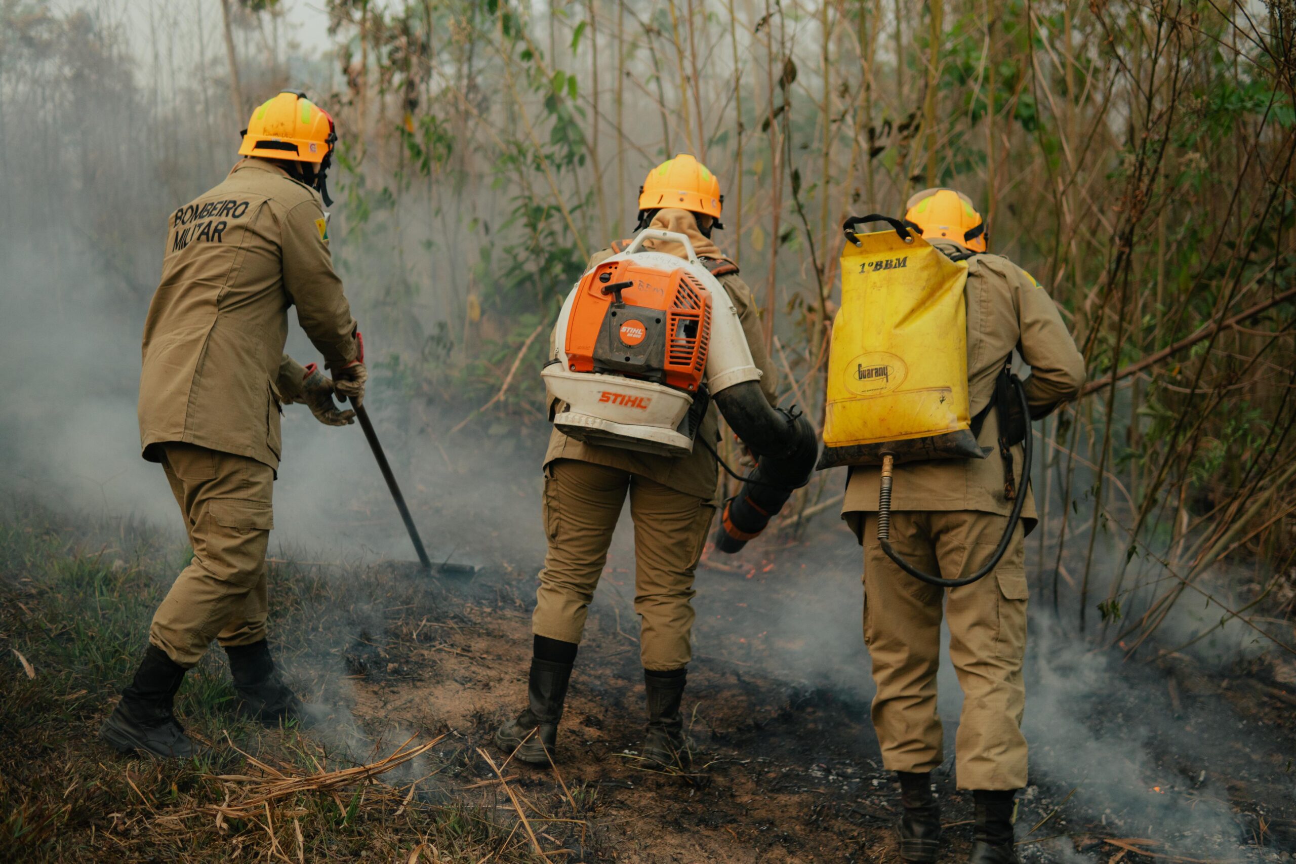 Equipe de combate a incêndios florestais atuando em área atingida por queimadas no Acre.