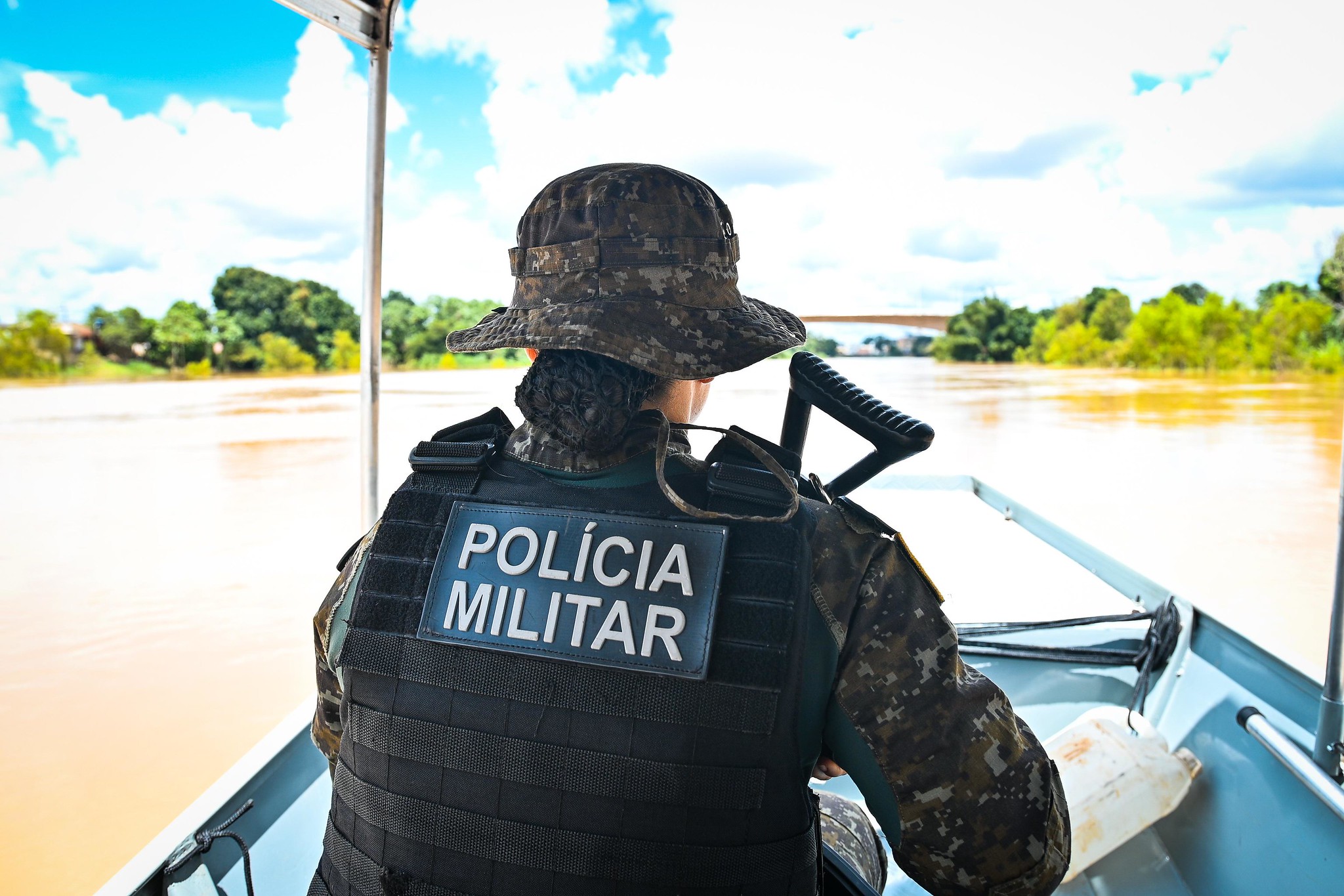 Policial militar ambiental realizando patrulhamento em área de proteção contra desmatamento ilegal.
