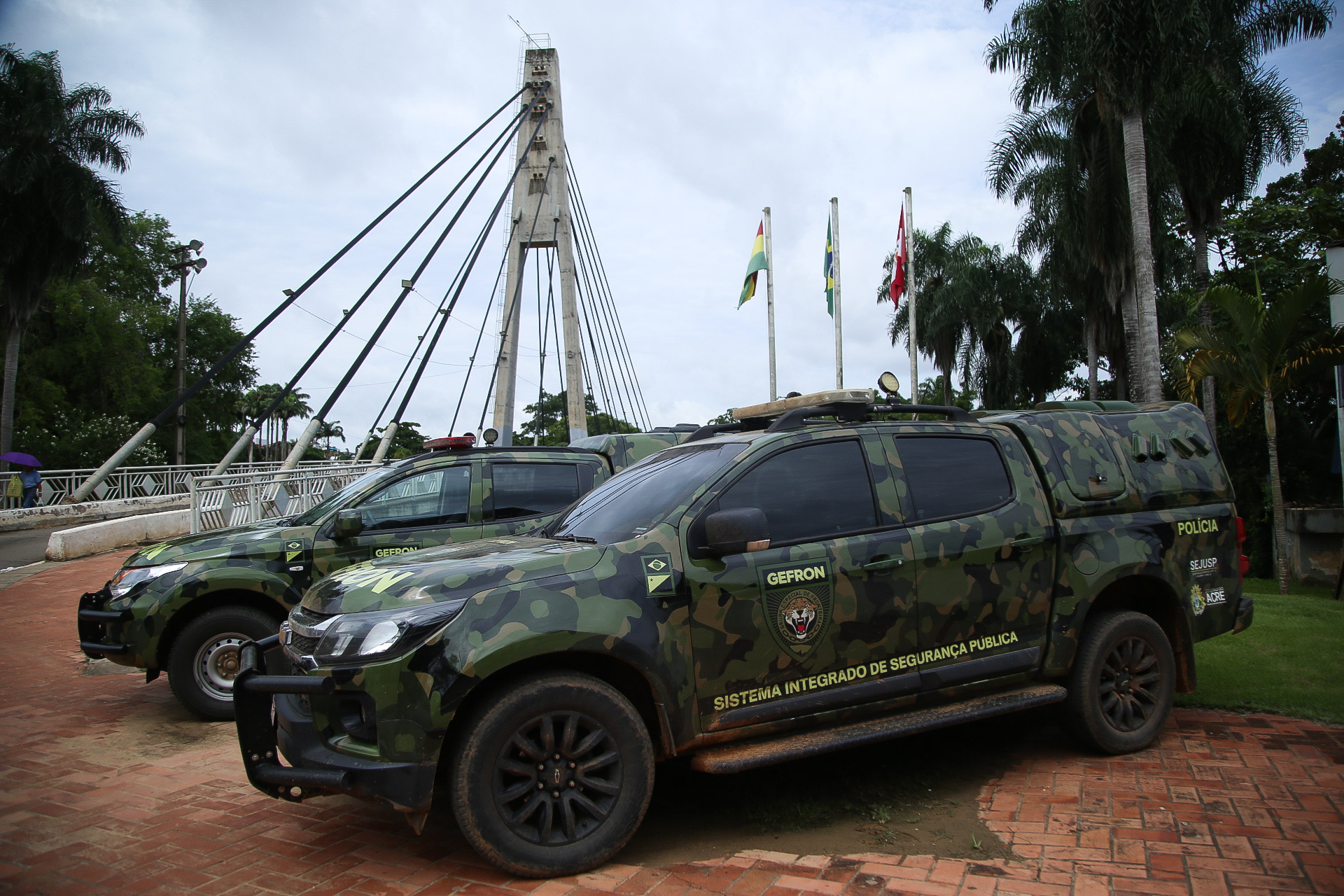 Viatura oficial em área de acesso florestal durante operação de fiscalização ambiental no Acre.